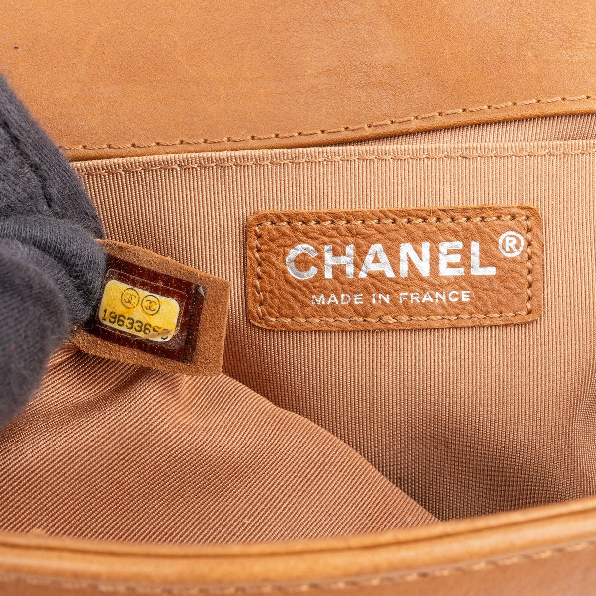 Chanel Boy Medium Métiers d’Art Dallas aus gestepptem Kalbsleder – Ansicht 16