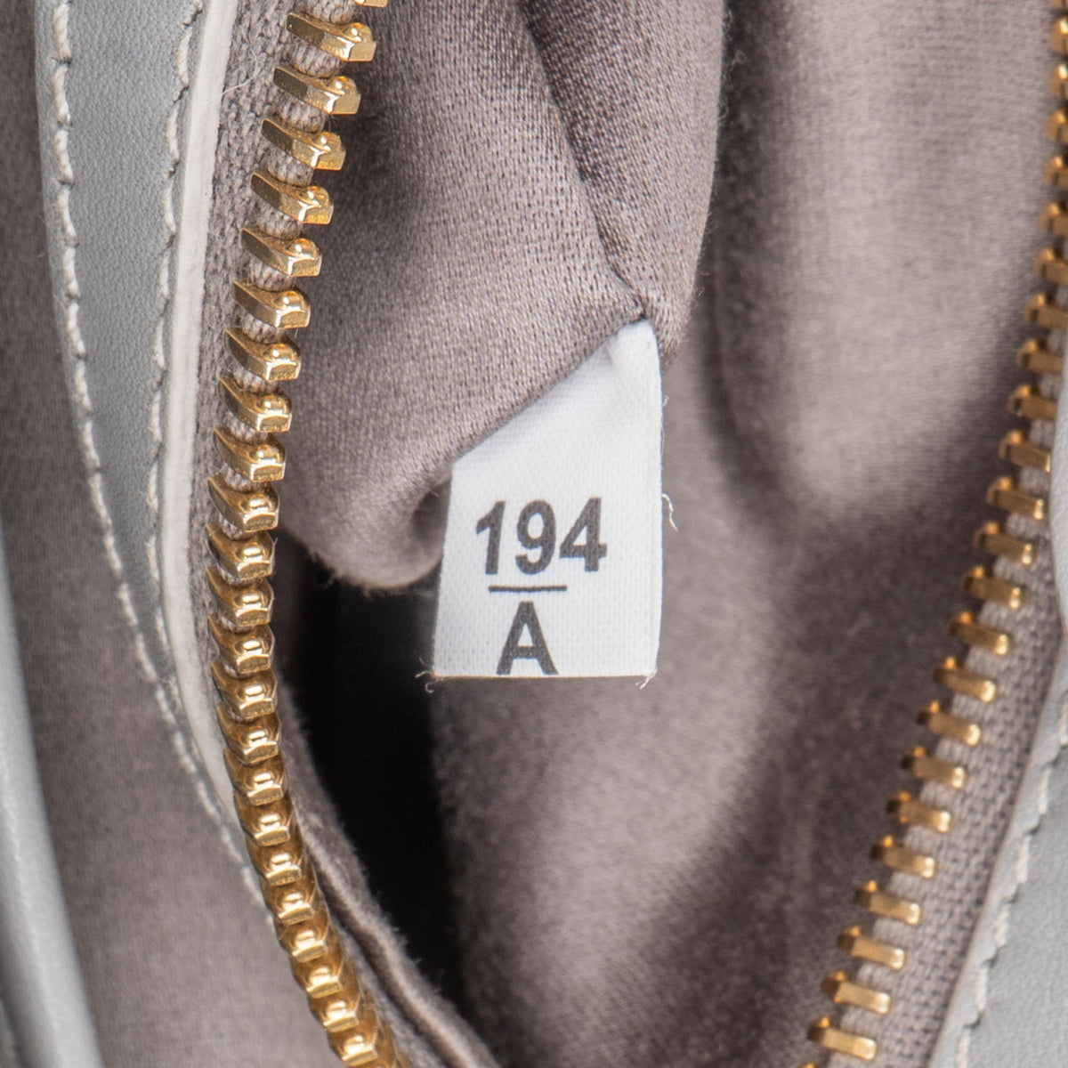Miu Miu Rivets aus grauem zweifarbigem Leder – Ansicht 13