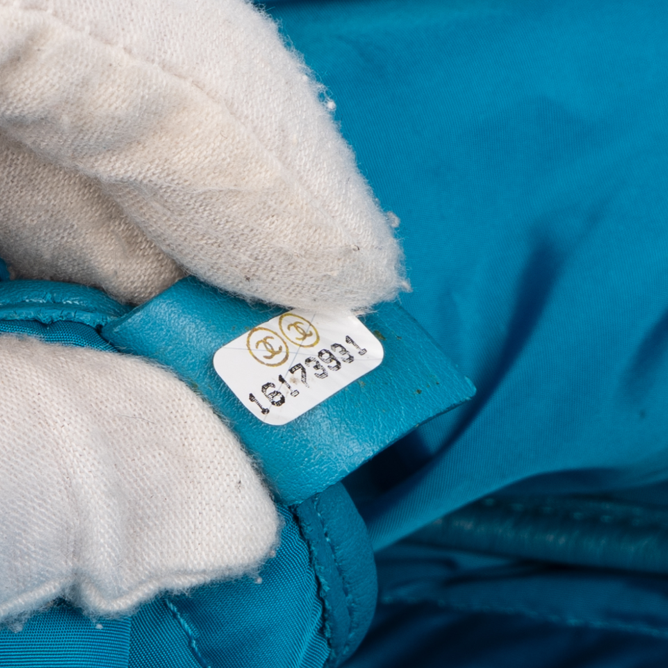 Chanel – Gesteppte Umhängetasche aus türkisfarbenem Nylon mit einzelner Klappe