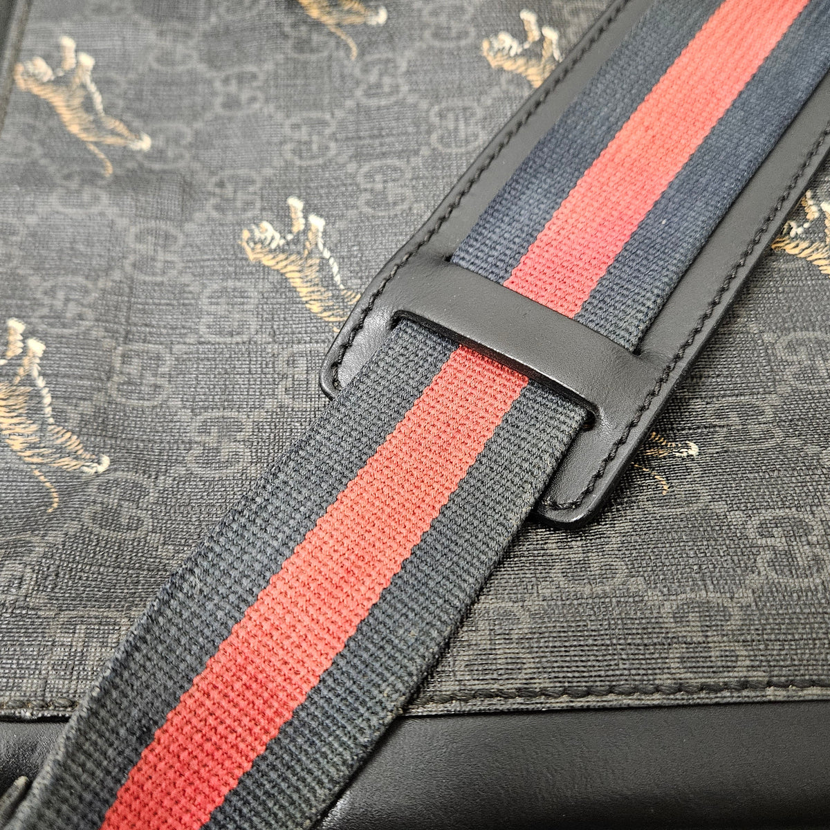 Gucci Monogram GG Supreme Canvas Tiger Print Messenger Crossbody Bag