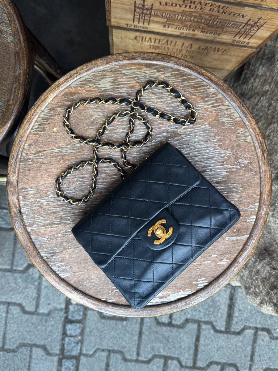Chanel Classic Flap auf einem Holztisch
