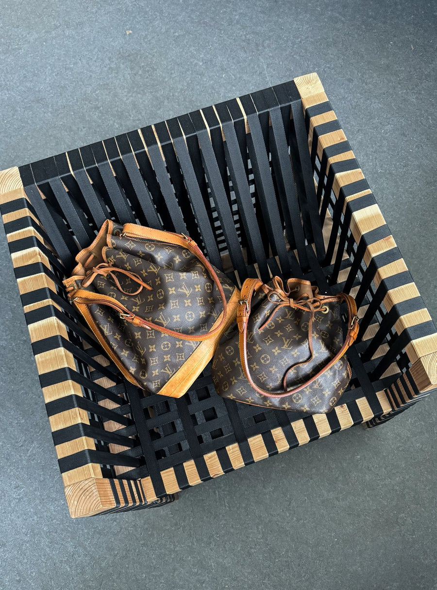 Zwei Louis Vuitton Sac Noé in einer Holzkiste