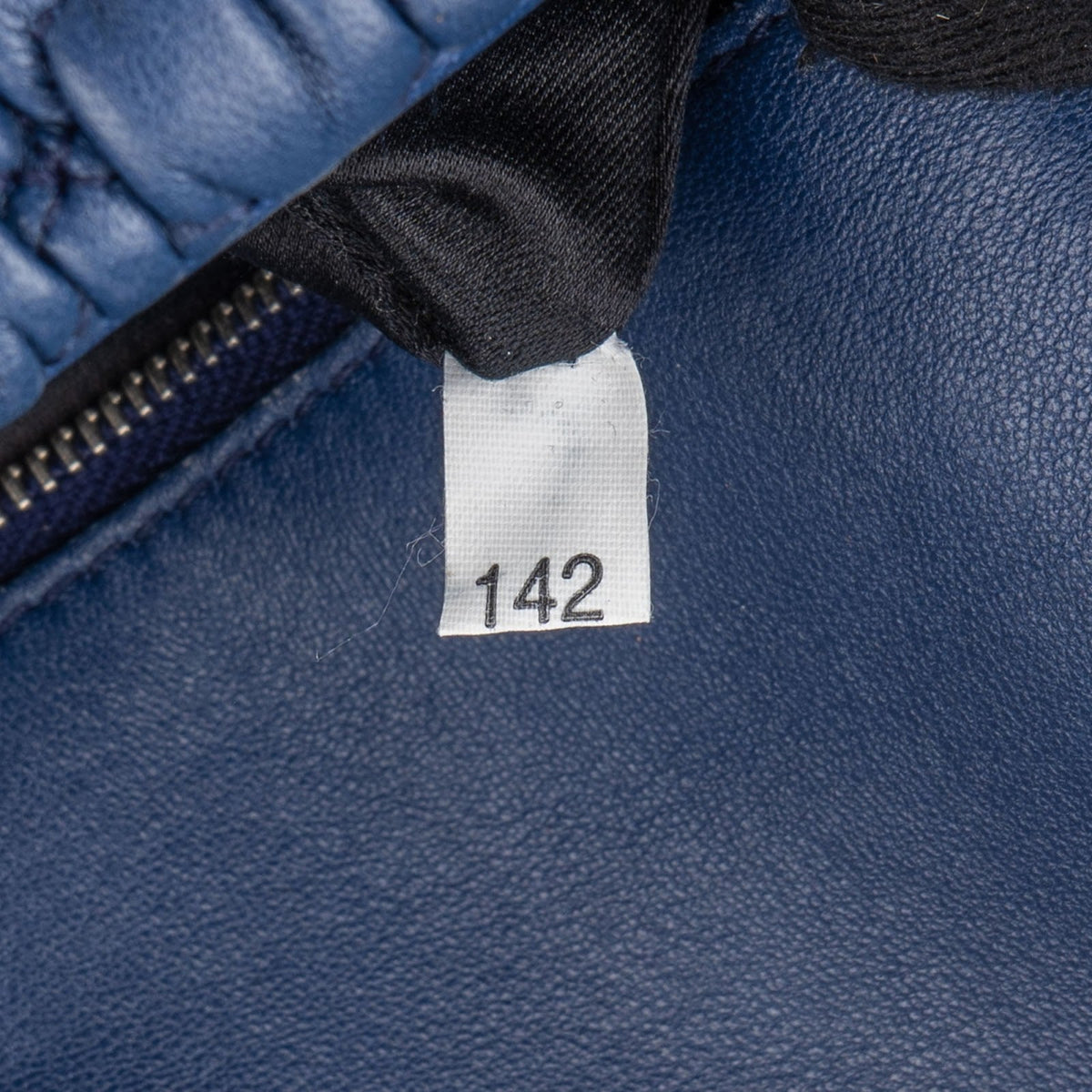 Miu Miu Pochette mit Kristallen aus Matelassé-Nappaleder – Ansicht 9