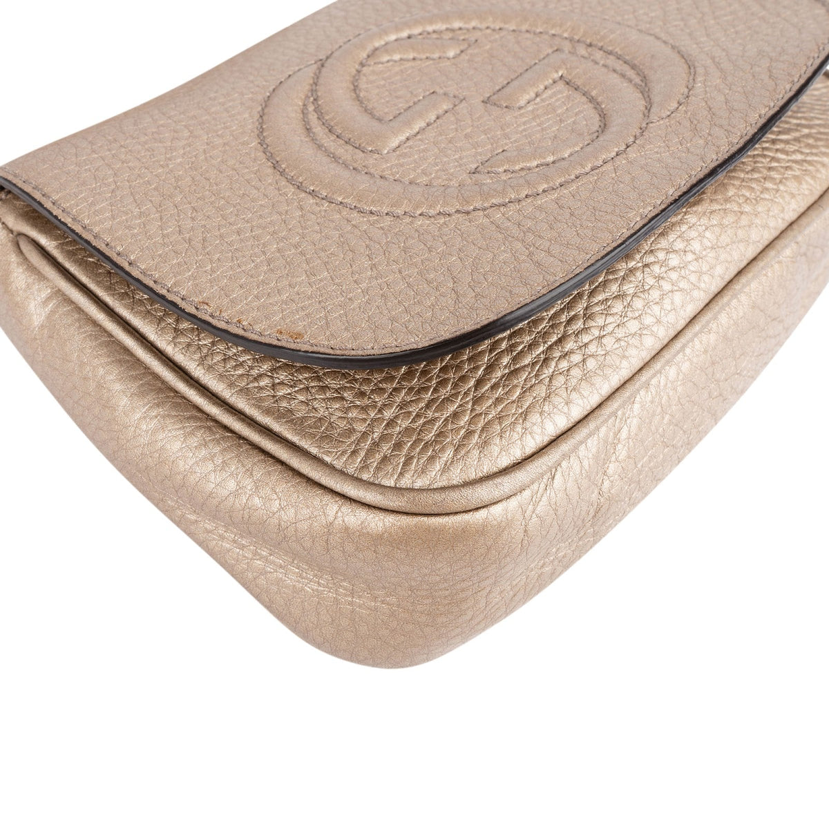 Gucci Soho Mini Saddle aus genarbtem Metallic-Leder – Ansicht 7