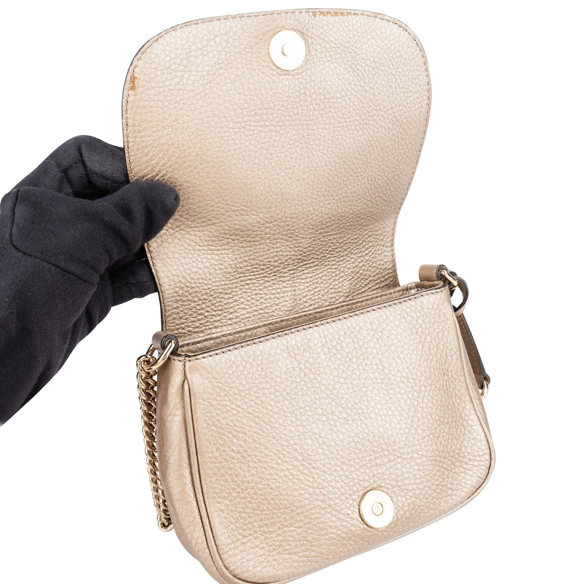 Gucci Soho Mini Saddle aus genarbtem Metallic-Leder – Ansicht 9