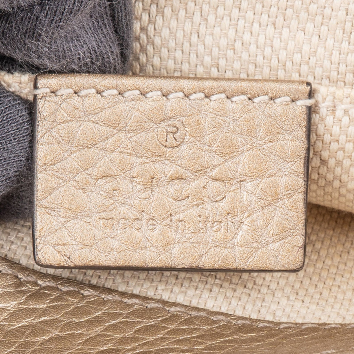 Gucci Soho Mini Saddle aus genarbtem Metallic-Leder – Ansicht 11