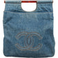 Chanel CC Tortoise Handle Tote aus Denim – Vorderansicht