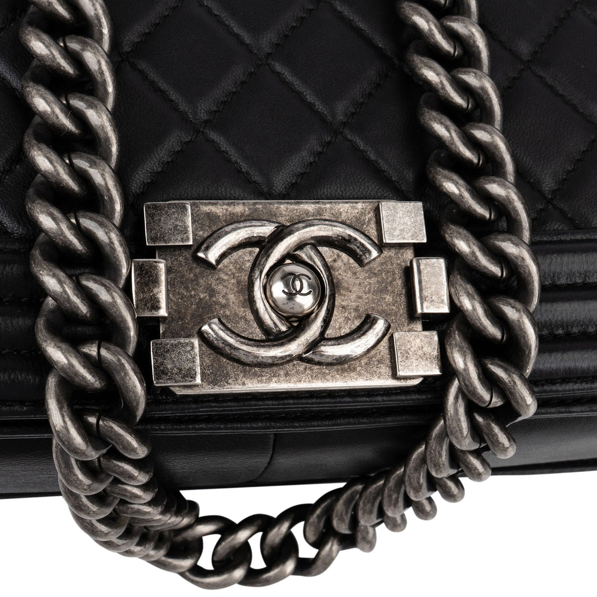 Chanel Medium Boy Single Flap aus gestepptem Lammleder – Ansicht 9