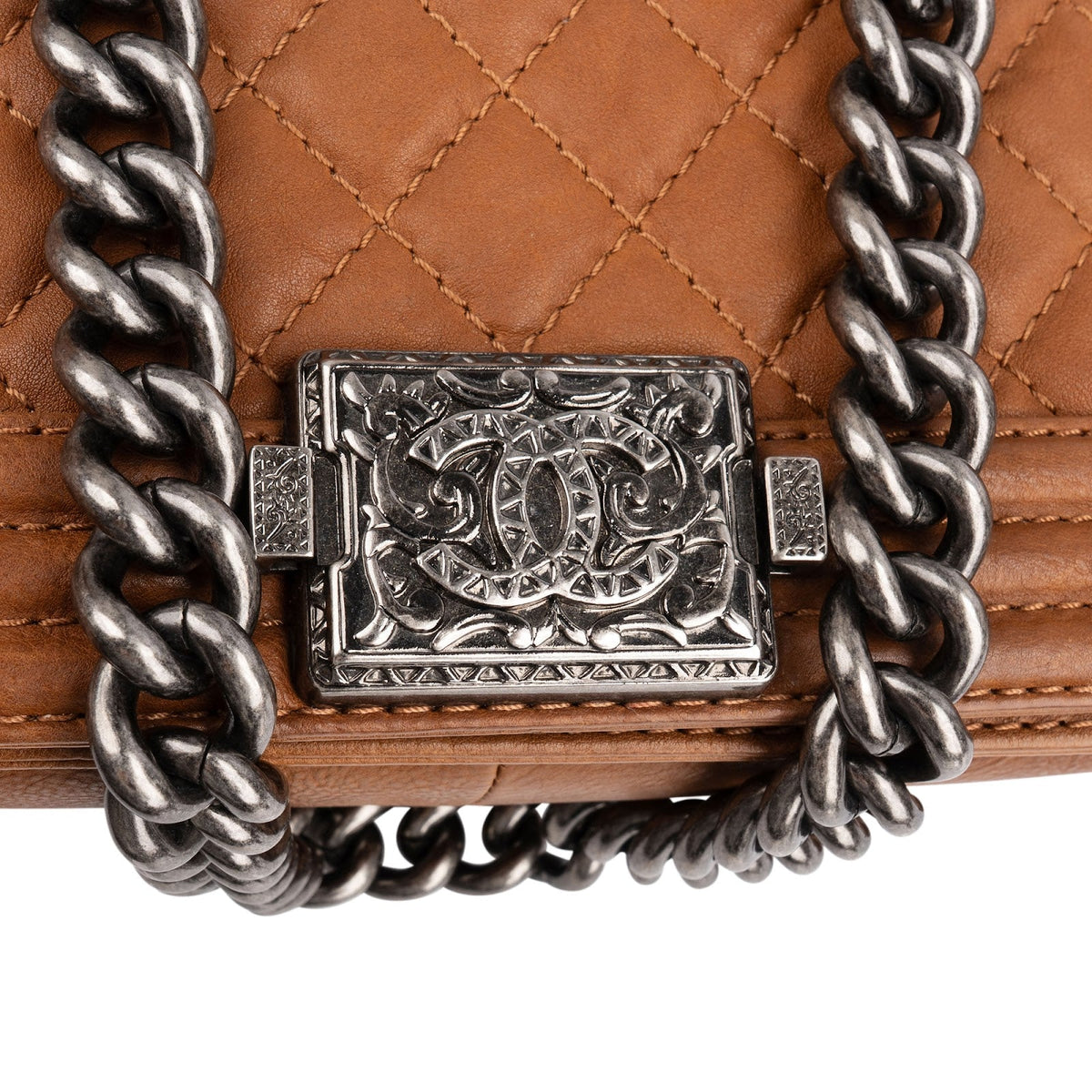 Chanel Boy Medium Métiers d’Art Dallas aus gestepptem Kalbsleder – Ansicht 9