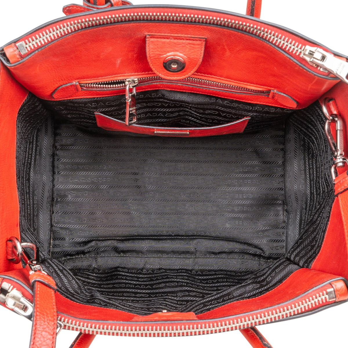 Prada Double Zip Tote aus glasiertem genarbtem Leder – Ansicht 9