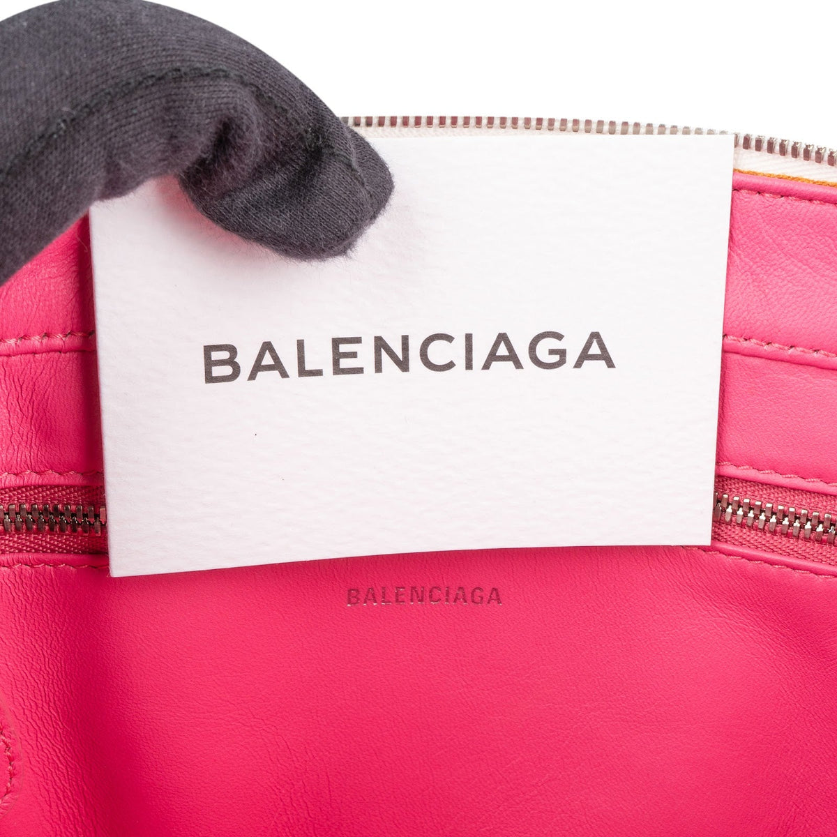 Balenciaga Triangle Duffle S aus weißem Leder – Ansicht 10