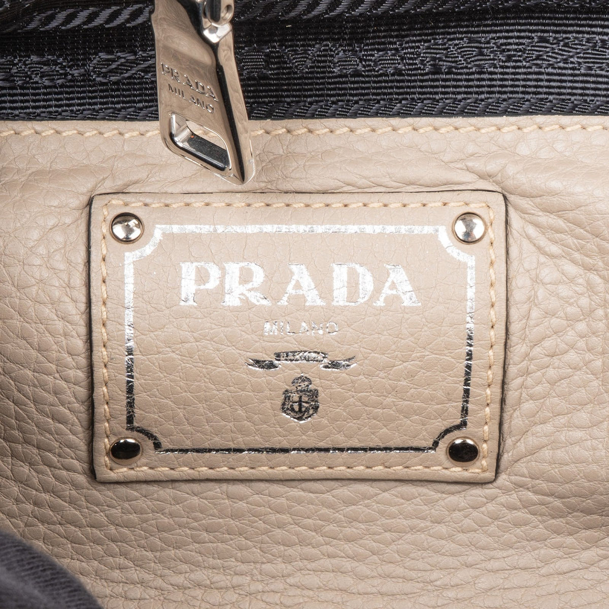 Prada Luggage Tote aus Vitello-Daino-Leder – Ansicht 10