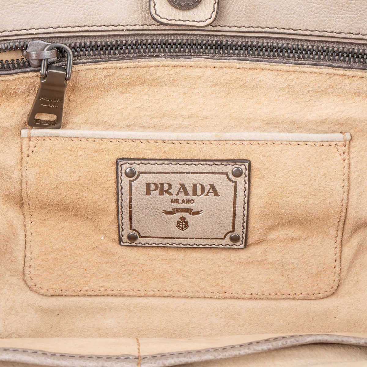 Prada Sfumato Tote aus Vitello-Antik-Leder – Ansicht 10