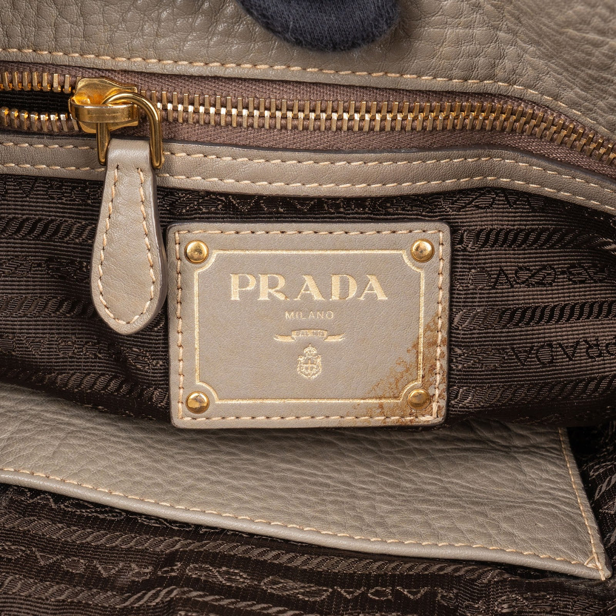 Prada Hobo aus taupefarbenem Vitello-Daino-Leder – Ansicht 11
