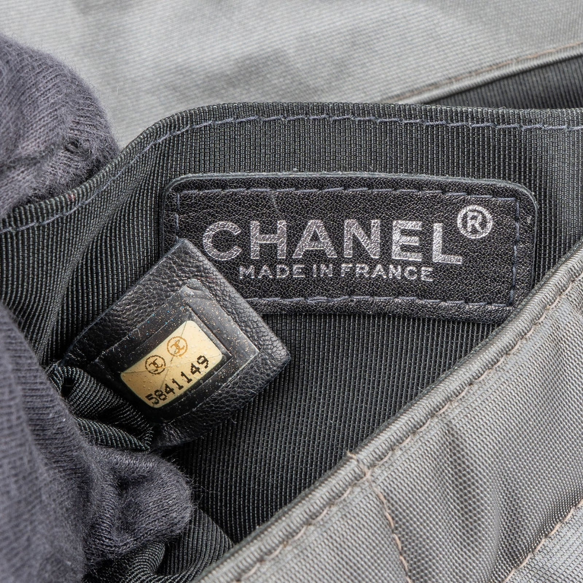 Chanel Chocolate Bar Flap aus Nylon (limitiert) – Ansicht 15