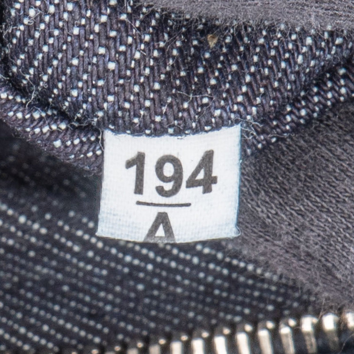 Prada Shopper aus perforiertem Denim mit Nieten – Ansicht 12