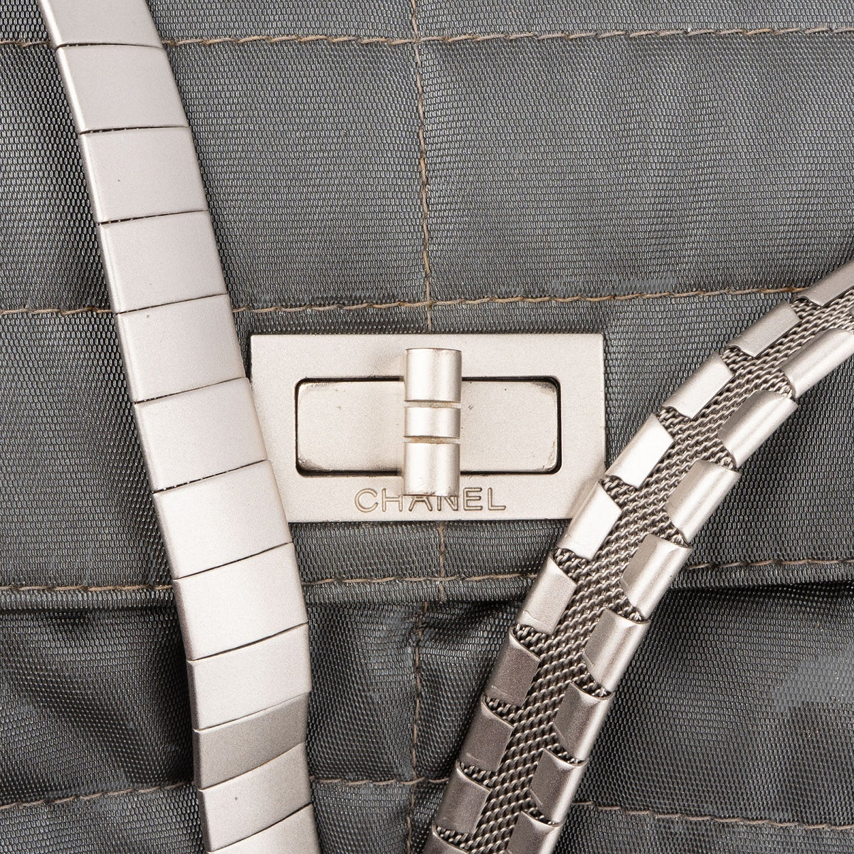 Chanel Chocolate Bar Flap aus Nylon (limitiert) – Ansicht 10