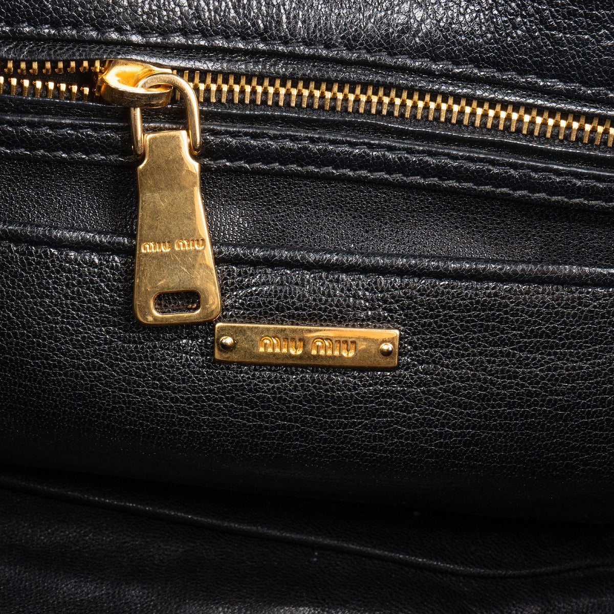 Miu Miu Biker Tote aus gestepptem Denim – Ansicht 9
