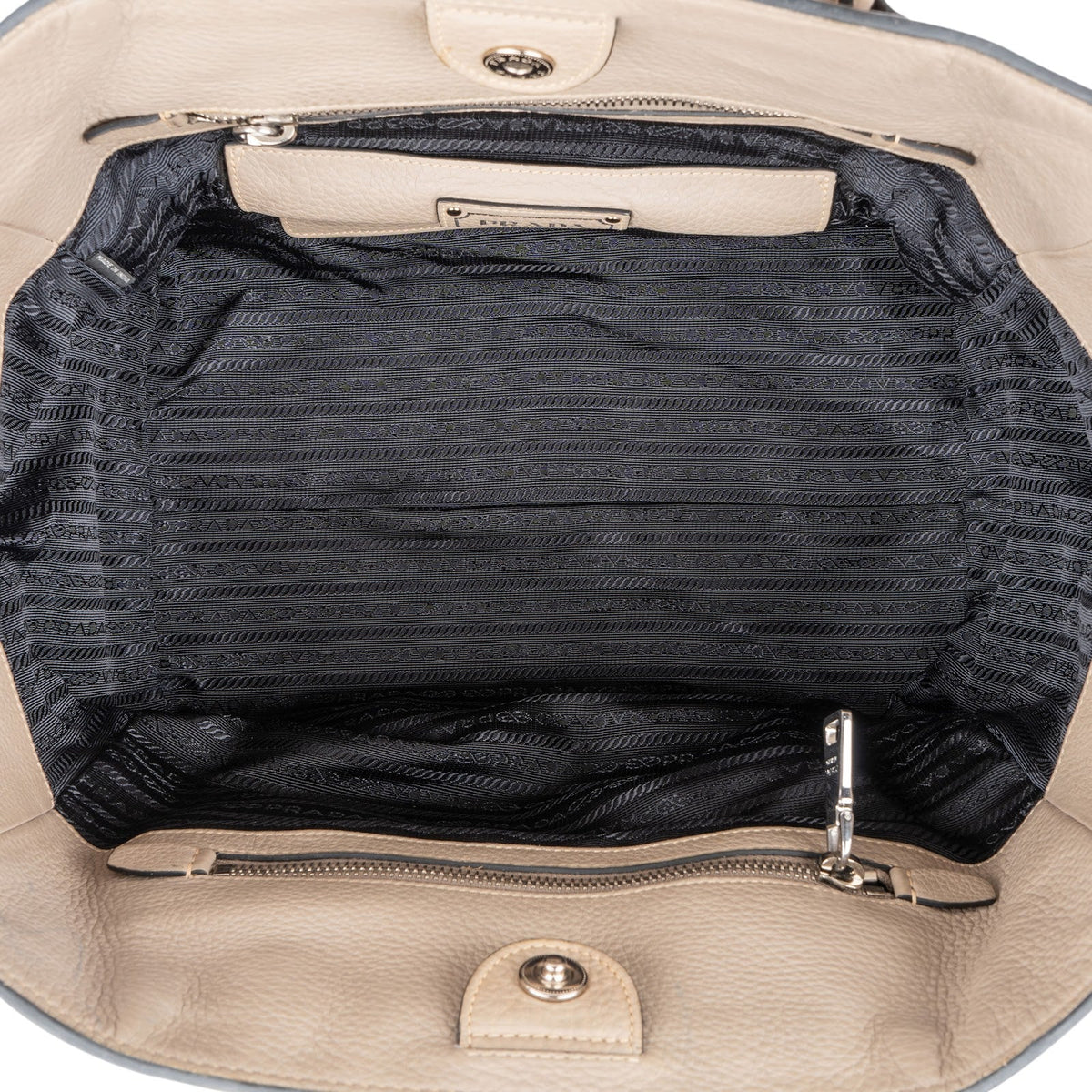 Prada Luggage Tote aus Vitello-Daino-Leder – Ansicht 9