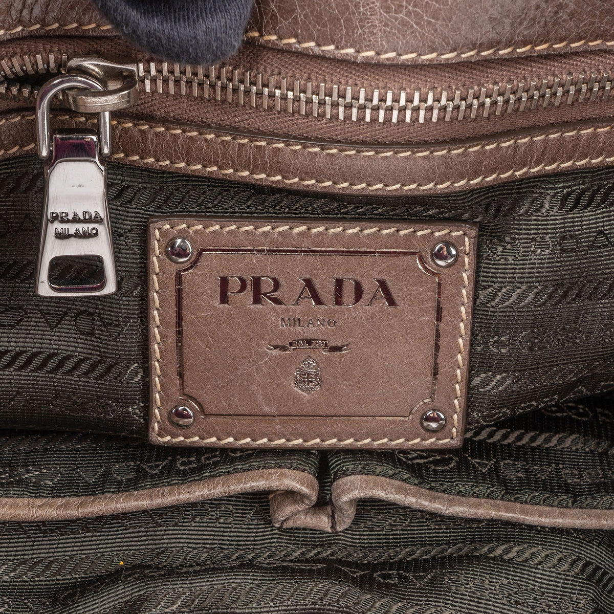 Prada Hobo aus Cervo-Antik-Leder mit Ziernähten – Ansicht 10