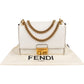 Fendi Kan U Flap aus weißem Lackleder – Ansicht 2