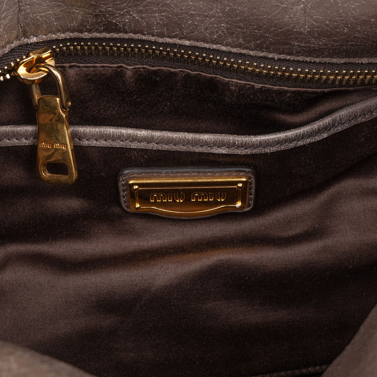 Miu Miu Drawstring Satchel aus Vitello-Lux-Leder – Ansicht 10