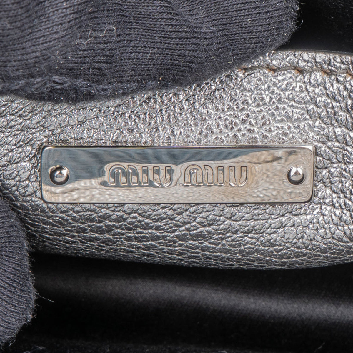 Miu Miu Cromo Flap aus silbernem Leder – Ansicht 11