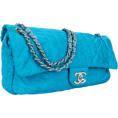 Chanel – Gesteppte Umhängetasche aus türkisfarbenem Nylon mit einzelner Klappe