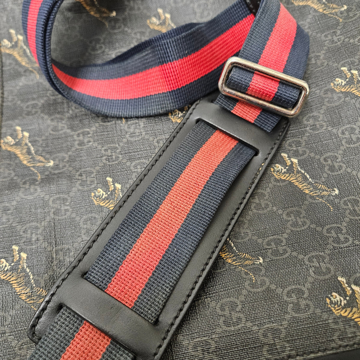 Gucci Monogram GG Supreme Canvas Tiger Print Messenger Crossbody Bag
